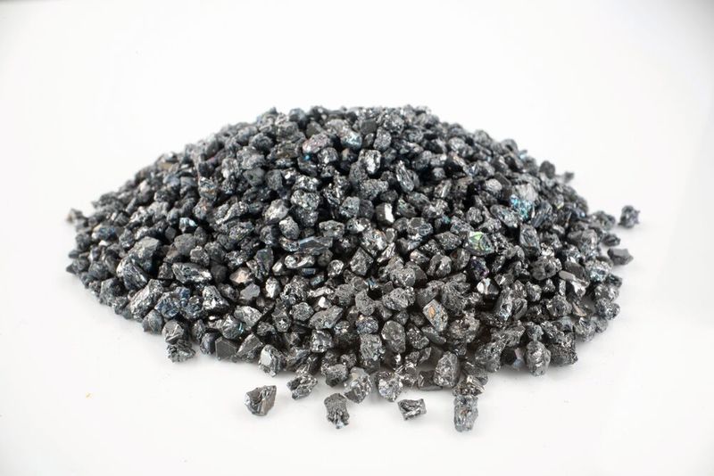 8) MXene – Die leitfähigsten 2D-Materialien Carbide wie das natürlich vorkommende Siliziumcarbid (im Bild zu sehen) sind schon lange bekannt und werden aufgrund ihrer Härte und Wärmeleitfähigkeit in vielen technischen Anwendungen verwendet. MXene hingegen sind zweidimensionale Carbide aus dem Labor, die metallisch leitfähig sind und dabei wasserlöslich bleiben. Sie speichern Energie schneller als Graphen und können maßgeschneiderte Oberflächeneigenschaften erhalten. In Superkondensatoren erreichen sie Rekord-Ladegeschwindigkeiten. Yury Gogotsi und Michel Barsoum entdeckten 2011 an der Drexel University das erste MXene (Ti₃C₂) durch selektives Ätzen von so genannten MAX-Phasen (Mₙ₊₁AXₙ).  Quelle: Emerging Trends and Recent Progress of MXene as a Promising 2D Material for Point of Care (POC) Diagnostics; DOI: 10.3390/diagnostics13040697 Entdeckung: The Birth of MXene - Drexel University    LP-Lesetipp: Vielschichtiger Schmierstoff mit Weltraum-Potenzial (Bild: © luchschenF - stock.adobe.com)