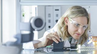 Diverse Tests im Labor haben gezeigt, dass das System der lichtgesteuerten Wirkstoffabgabe funktioniert. Bevor es als medizinisches Produkt eine Zulassung erhält, muss es auf den klinischen Bedarf angepasst werden und mehrere Phasen von klinischen Studien durchlaufen. (Bild: Empa)