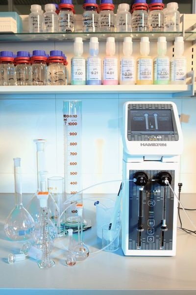 Genauigkeit: Im Vergleich mit volumetrischen Glasgeräten führt Microlab 600 zu außerordentlichen Kosten- und Zeitersparnissen in der Probenvorbereitung. Seine Messgenauigkeit geht über die von Messkolben, Messzylindern, Messpipetten und Büretten hinaus. Die Präzision des Microlab 600 ist vergleichbar mit Premium-Glasware oder übertrifft diese, wenn Anwender-Ungenauigkeiten berücksichtigt werden. (Bildpromotion: Hamilton Bonaduz) (Archiv: Vogel Business Media)