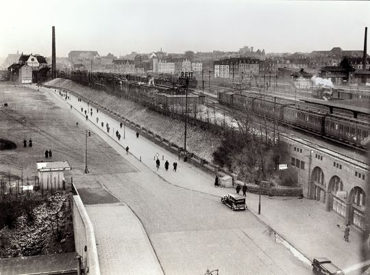 In Essen fing alles an: Hugo Knümann gründete 1923 eine Handelsvertretung für Elektroprodukte (Gebäude rechts unter den Bahngleisen des Essener Hauptbahnhofs). Wenig später nennt sich die junge Firma Phönix Elektrizitätsgesellschaft. In Essen fing alles an: Hugo Knümann gründete 1923 eine Handelsvertretung für Elektroprodukte (Gebäude rechts unter den Bahngleisen des Essener Hauptbahnhofs). Wenig später nennt sich die junge Firma Phönix Elektrizitätsgesellschaft.