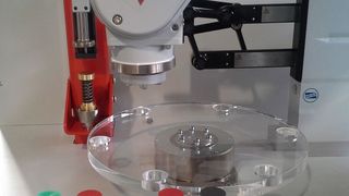 Pressure Control: Mitsubishi Electric zeigt auf der Motek eine Handlingapplikation mit Druckregelung direkt in den Servoverstärkern, mit der sich das Material der Werkstücke bestimmen lässt. (Bild: Mitsubishi Electric)