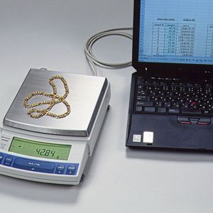 Schimadzu UW/UX Präzisionswaagen mit LCD-Anzeige und zeit- und temperaturgesteuerter Selbstkalibrierung(Bild:  MMQ)