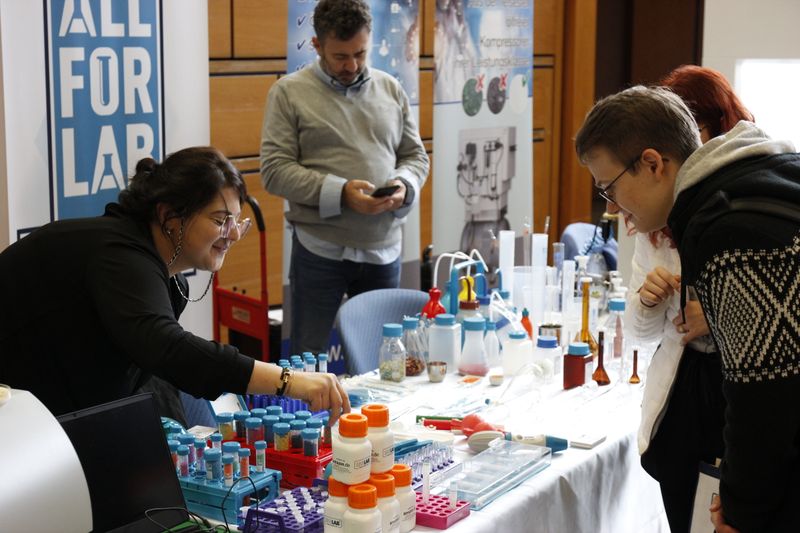 Neben der Produktausstellung gab es auch ein umfangreiches Vortragsprogramm. Besonderer Themenschwerpunkt war diesmal Nachhaltigkeit mit einem eigenen Vortragsraum und sechs Fachvorträgen.    Mehr Infos zu den kommenden LAB-SUPPLY-Messen finden Sie auf www.lab-supply.info.  (LABORPRAXIS, C. Lüttmann)