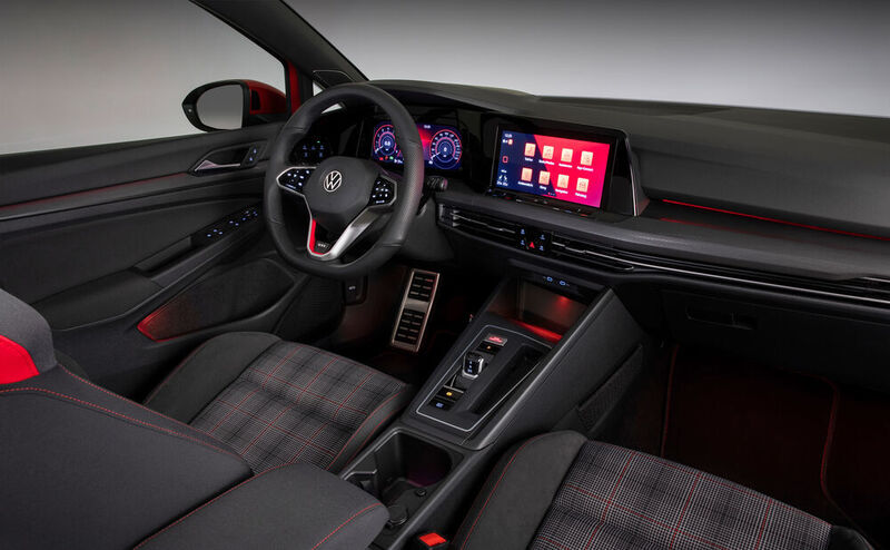 Grundsätzlich bietet der Golf GTI im Innenraum ein digitales Cockpit. Zudem gibt es in der Mittelkonsole immer auch ein Touchscreen.  (VW)