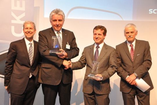 Verteidigten die Spitzenposition bei den großen Importeuren: Skoda-Chef Herrmann Schmitt (2. v. li.) und Händlerverbandspräsident Thomas Peckruhn. (Archiv: Vogel Business Media)