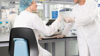 Abb.1: Der richtige Stuhl sorgt für Sicherheit im Labor und ermöglicht dem Anwender ein ergonomisches Arbeiten. (Interstuhl)