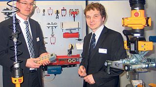 Demag-Produktmanager Oliver Ulrich (l.) und Marketingmanager Christoph Kreutzenbeck bereiten Kräne mit Kettenzügen für eine Demonstration vor: Das Thema Sicherheit betrifft auch die Präzision beim Heben, Senken und Positionieren.Bild: Kraus (Archiv: Vogel Business Media)