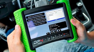 Geräte zur Tachomanipulation gibt es bereits ab 150 Euro. (Bild: ADAC)