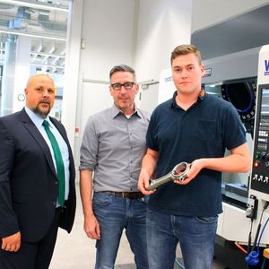 Von links: Christian Böhm, Vertriebspartner der W&R Industrievertretung in Bayern, Thomas Berschneider, Leiter der „Anwendungstechnik und Entwicklung“ (ATE) im Emuge-Werk Richard Glimpel, und Dominik Herrmann, Zerspanungsmechaniker in der ATE.