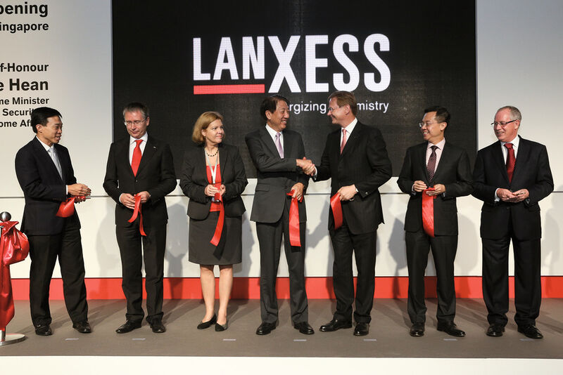 2013 - Es muss nicht immer China sein: Lanxess wählt Singapur als Sprungbrett nach Asien. Dort eröffnet die Firma die modernste Butylkautschuk-Anlage der Region mit einer Kapazität von 100 000 Tonnen/Jahr. (Bild: Lanxess)