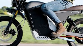 Die elektrische Wildfire ist für Pendler und das Gelände gleichermaßen geeignet. (Bild: Black Tea Motorbikes)