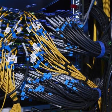 24 Millionen Euro an Fördermittel vom Bund und dem Land Baden-Würrtemberg: Im  modular aufgebauten Rechenzentrum ermöglichen Hochleistungsverbindungsleitungen die Vernetzung zahlreicher Systeme. (Bild: © www.kit.edu)