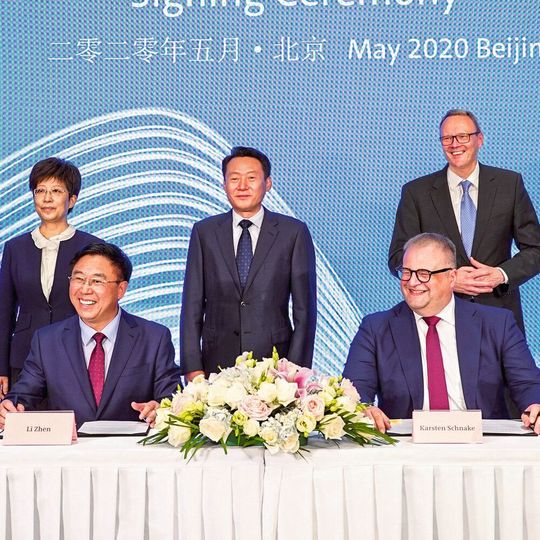 Vertreter der Volkswagen (China) Investment bei der Vertragsunterzeichnung mit dem Batteriehersteller Gotion. Vertreter der Volkswagen (China) Investment bei der Vertragsunterzeichnung mit dem Batteriehersteller Gotion.