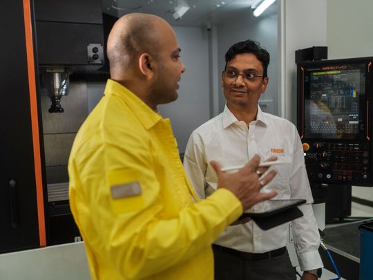 Fachkräftelücke und Wettbewerbsdruck? Dann können Sandvik-Ingenieure durch den Ansatz „Engineering Projects” dabei helfen, den immer herausfordernden Ansprüchen und Problemen in der Metallzerspanung gerecht zu werden. Hier eine ausführliche Darstellung ...(Bild:  Sandvik Coromant)