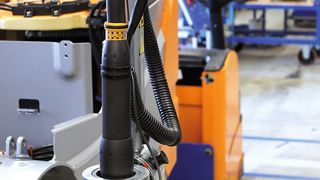 Bild 1: Der Schrauber Tensor ST lässt sich am Articulated Arm auf drei Achsen bewegen. Dadurch können auch Schrauben an schlecht erreichbaren Stellen einfach und sicher 
montiert werden.  (Bild: Atlas Copco)