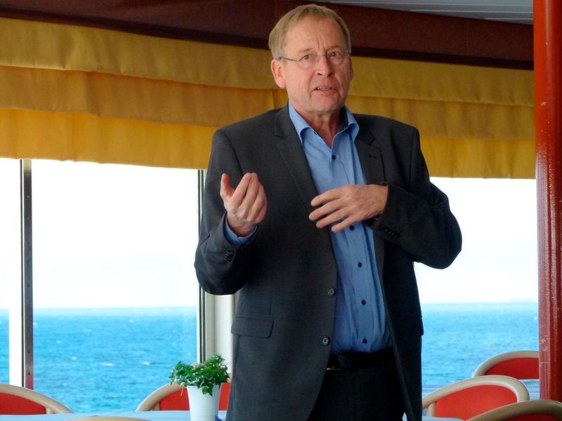 „Die größte Herausforderung dabei ist die elektrische Infrastruktur“, sagt Nikolajsen. Denn für das Vorhaben werden an beiden Häfen Ladestationen benötigt, die die Batterien mit Strom versorgen. Zwischen den Überfahrten bleibt für den Ladevorgang nur ein knappes Zeitfenster von 15 Minuten. (S. Häuslein/konstruktionspraxis)