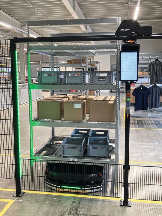 Unternehmensweit mobil: Demnächst bewegen sich autonome Robotfahrzeuge ohne zentrale Steuerung und Leitstände.(Bild:  Safelog)