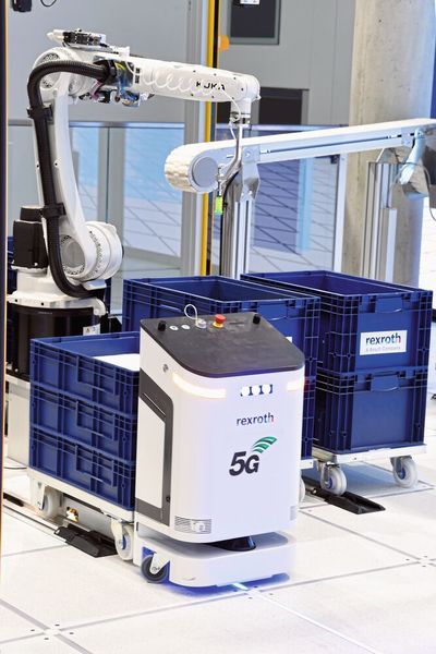 Selbstlernende Roboter zur Kommissionierung arbeiten Hand in Hand mit autonomen Transportsystemen zusammen. (Bild: Stefanie Michel)