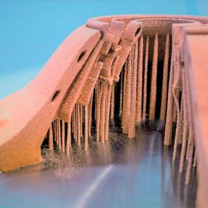 Jetzt gelingt auch mit dem „rosa“ Buntmetall die Erschaffung von designerisch hoch komplexen Bauteilen. Das dürfte auch die Luft- und Raumfahrtindustrie begeistern, meint das IWS.