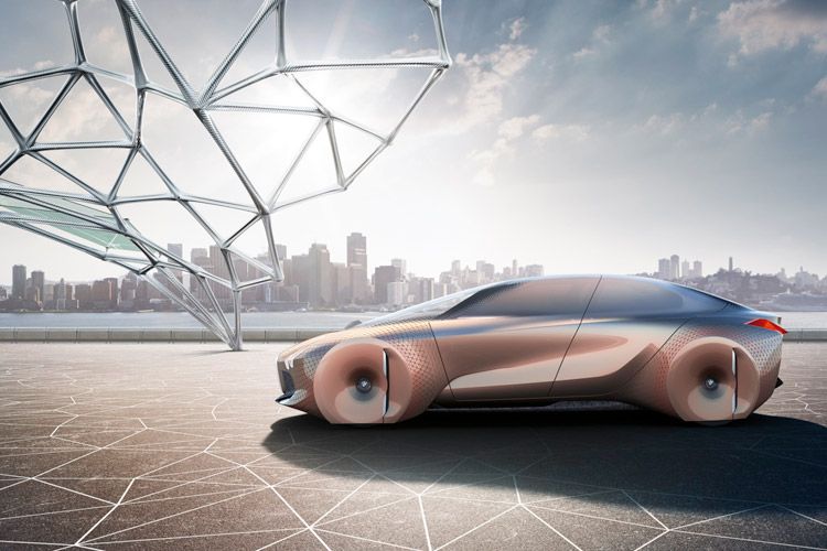Reifen und vor allem Felgen-Designs spielen, wenn die Münchner Visionen wahr werden, keine Rolle mehr, da sie von Karosserie abgedeckt sind. Das wirkt sich äußerst positiv auf die Aerodynamik aus, aber negativ aufs Lenken; schließlich brauchen die Vorderräder Bewegungsfreiheit. (Foto: BMW)