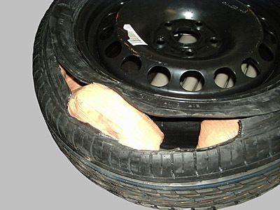 Unstimmigkeiten am Reserverad erregten den Argwohn der Beamten des Hauptzollamts Osnabrück. Zum Vorschein kamen 4 kg Marihuana und über 300 g Kokain im Gesamtwert von rund 47.000 Euro. (Archiv: Vogel Business Media)