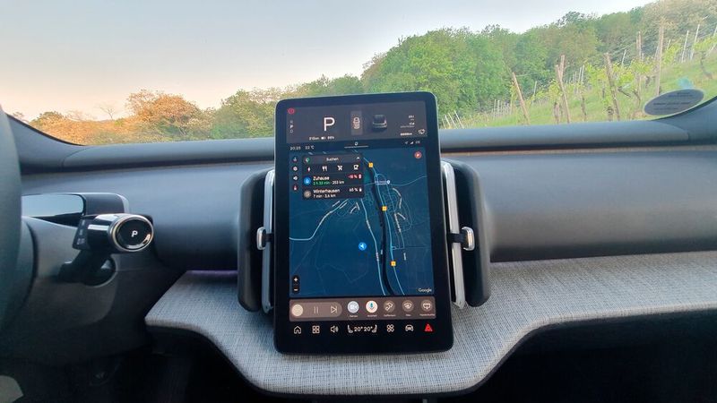 7. Die Bedienung: Das zentrale, 12,3 Zoll große Touchscreen-Display ist in Segmente aufgeteilt. Je relevanter die Funktion, umso prominenter die Platzierung. Da wirklich alles über das Display geregelt wird, inklusive der Klimasteuerung und der Einstellung der Spiegel, muss man zahlreiche Informationen allerdings recht mühsam in Untermenüs suchen.  (Bild: Mauritz – VCG)