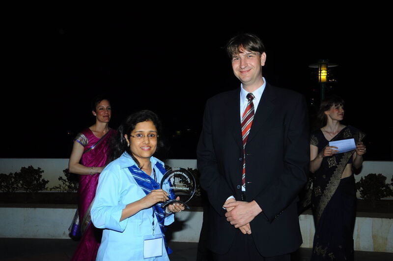 Babitha Santosh accepted the BulkSolids India Milestone Project Award on behalf of FLSmidth India from Marcel Droettboom, Managing Editor of “bulk solids handling”. (Archiv: Vogel Business Media)