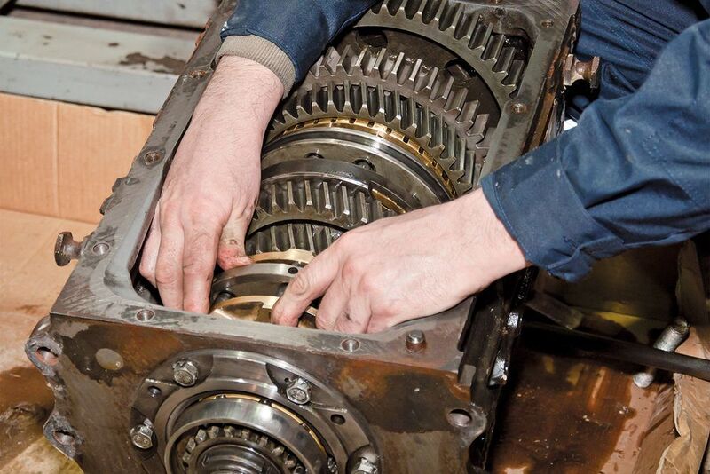 Die Reparatur oder der Austausch von Maschinenkomponenten ist zeit- und kostenaufwendig. Um Ausfälle zu vermeiden, ist eine effektive Wartung der Schmiermittel wichtig. (ashadrov )