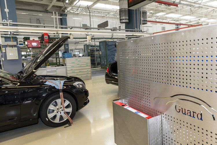 Bei Daimler in Sindefingen gibt es eine Abteilung, die in Handarbeit ganz besonders sichere Fahrzeuge baut: Mercedes Guard. (Foto: Daimler)