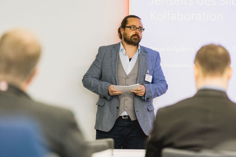 Stellvertretender PROCESS-Chefredakteur Wolfgang Ernhofer eröffnet die Deep Dive Session 1 zu den „Erfolgsfaktoren der digitalen Transformation“.  (Bild: Stefan Bausewein)