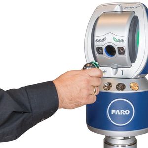 Der kompakte Lasertracker VantageE hat eine Reichweite von 25 m und lässt sich wie sein „größerer Bruder“ VantageS per Handy oder Tablet fernbedienen. (Bild:  Faro)