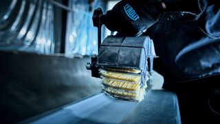 Mit diesem Bürstensystem habe Tyrolit die schleiftechnische Oberflächenbearbeitung für viele Nachfolgeprozesse revolutioniert. Tyrolit Power heißt das Ganze... (Tyrolit / J. Westley)