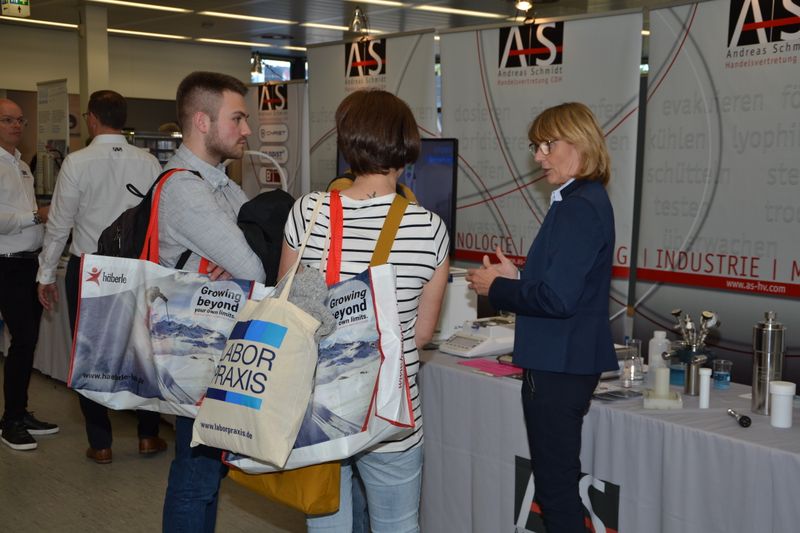Impressionen der Lab-Supply Hamburg vom 29. Oktober 2019  Die letzte Lab-Supply Messe 2019 fand in der MesseHalle Hamburg-Schnelsen statt. Impressionen vom Messetag sowie einige Besucherstimmen finden Sie in dieser Bildergalerie. Die nächste Lab-Supply ist am 18. März 2020 in Frankfurt am Main. Lese-Empfehlung: Nachbericht zum erfolgreichen Auftakt der Lab-Supply in Wien. (LABORPRAXIS, C. Lüttmann)