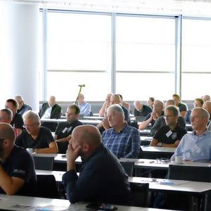 Kfz-Ausbilder aus den 180 überbetrieblichen Bildungsstätten informierten sich auf der Ausbildertagung über Neuerungen in der Kfz-Aus- und Weiterbildung.(Bild:  Zietz/autoFACHMANN)