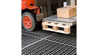 Das Reifenreinigungssystem Profilgate ist für alle gängigen Flurförderzeuge geeignet. Bild: Maschinenfabrik Heute (Archiv: Vogel Business Media)