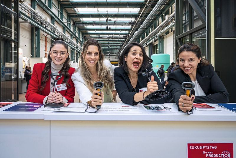 Das Empfangsteam der Vogel Communications war vor der Eröffnung voller Vorfreude, wie gut zu erkennen ist.  (Bild: Thomas Entzeroth)