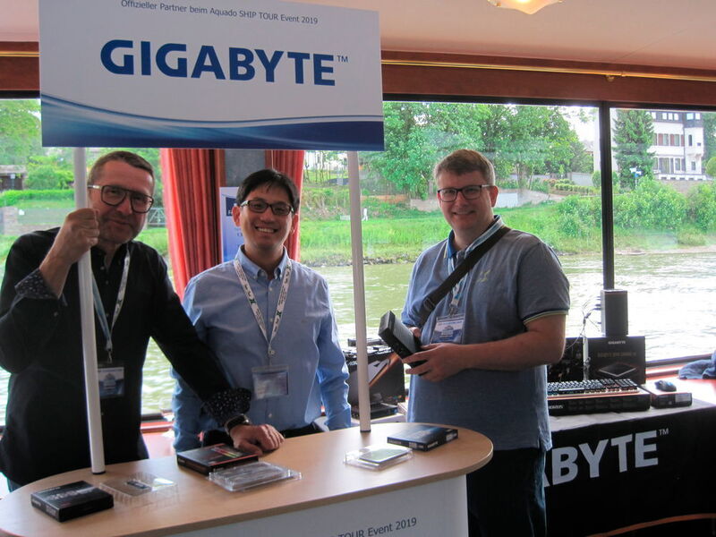Frank Bösser (l.) und Arno Ruan (m., beide Gigabyte) mit Sven Albrecht (Nexave Systemhaus) (Vogel IT-Medien GmbH)