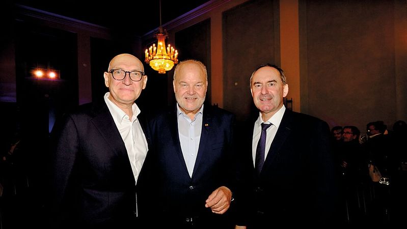 Präsident Günter Friedl (v. l.), Ehrenpräsident Albert Vetterl und Hubert Aiwanger, stellvertretender Ministerpräsident Bayerns(Bild:  Holger Zietz - VCG)