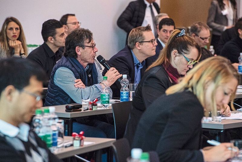 Nach jedem Vortrag hatten die Zuhörer die Gelegenheit Nachfragen zu stellen. Zusätzlich gab es natürlich die Möglichkeit in den Pausen Fragen an die Referenten persönlich zu stellen. (Natalie Szathmáry)