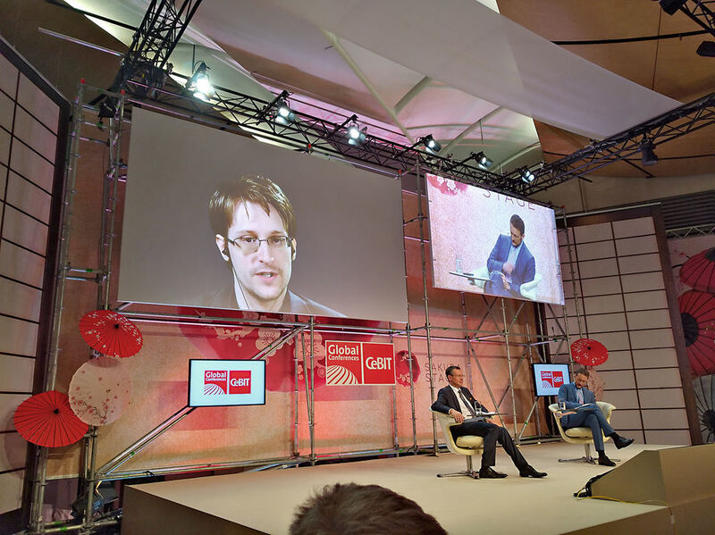 Für die einen ein Held, für andere ein Verräter. Der Whistleblower Edward Snowden war am Dienstag per Live Stream zu Gast auf den Global Conferences der Cebit. Er diskutierte mit den Besuchern über das nach wie vor hochbrisante Thema Internetsicherheit. (Robert Horn)