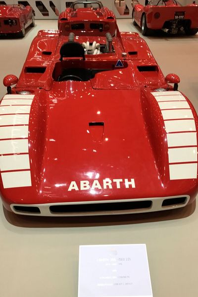 Der Abarth 3000 SE0 22 Sport Prototipo gewann 1970 die Bergeuropameisterschaft, einer von mehr als 10.000 Abarth-Motorsporterfolgen. Es war der erste Abarth mit einem Motor mit mehr als 2 Liter Hubraum. Die Grundlage für den Motor bildete ein 1966 vorgestellter 2-Liter-V8, dessen Zylinder auf 3 Liter Hubraum aufgebohrt worden waren. Dieser Achtzylinder mit zwei Ventilen pro Zylinder und vier Weber-Doppelvergasern leistete 350 PS/257 kW bei 8.200 1/min. (Bild: autodrom)