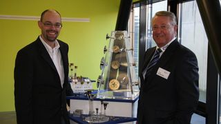 Christoph Leimgruber (li., Geschäftsführer) und sein Vater Jörg Leimgruber (VR-Präsident) während der 75-Jahrfeier von Alesa. (Archiv: Vogel Business Media)