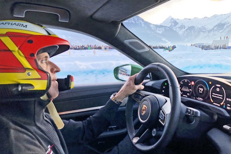 Porsche-Pilot Timo Bernhard nahm den einen oder anderen mit auf eine schnelle Runde im neuen Taycan. (Matthias Knödler)