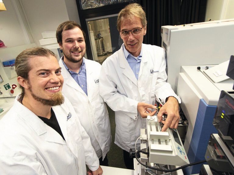 (v.l.) Klaus Wunderling, Philipp Leyendecker und Prof. Dr. Christoph Thiele am Limes-Institut der Universität Bonn. (Barbara Frommann/Uni Bonn)