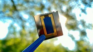 Perowskit/CIS-Tandem-Solarzellen wandeln bereits jetzt einen relativ großen Anteil des einfallenden Lichts in Strom um. Zukünftige Entwicklungen können den Wirkungsgrad weiter verbessern.  (Bild: Marco A. Ruiz-Preciado, KIT)