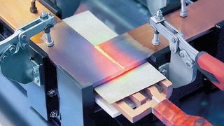 Induktives Löten von Kupferprofilen für den Tranformatorenbau: Die Profile werden mit  Klemmen zusammengehalten und über dem Induktor von Eldec positioniert. Bei einer Löttemperatur von 680 bis 720 °C schmilzt das eingesetzte Phosphorlot und sorgt so für eine dauerhaft feste Verbindung.  (EMAG Eldec)