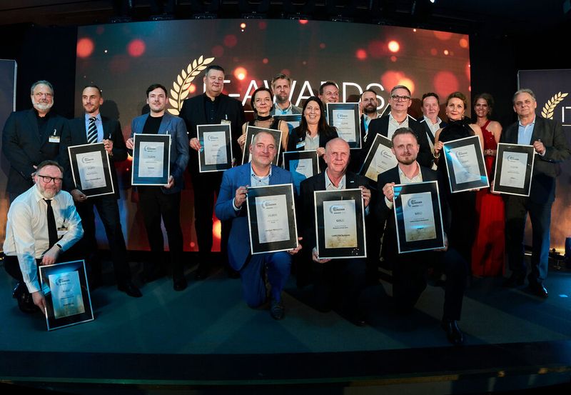 Alle Gewinner der IP-Insider Reader's Choice Awards 2023 neben Andreas Donner, Chefredakteur IP-Insider, (links hinten) im Überblick. (Bild: krassevideos.de / VIT)