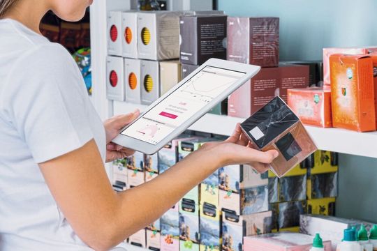 Mit dem Filial-Warenwirtschaftssystem „drs//STORE“ lässt sich der logistische Vorteil des Einzelhandels, nämlich sofortige Warenverfügbarkeit, noch stärker ausbauen. Mit dem Filial-Warenwirtschaftssystem „drs//STORE“ lässt sich der logistische Vorteil des Einzelhandels, nämlich sofortige Warenverfügbarkeit, noch stärker ausbauen.