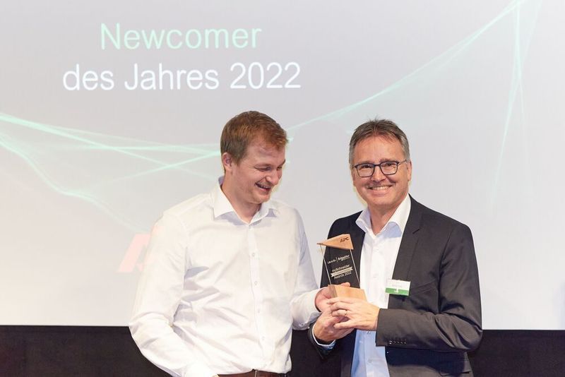 Dirk Andreas von Avnet freut sich über die Auszeichnung „Newcomer des Jahres“. (Bild: Schneider Electric)