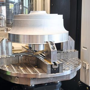 Das 4-Backen-Ausgleichsfutter «ROTA-ML flex 2+2 1000 M2» wird auf einer «DMU 100 FDS duoBLOCK» beim Drehen, Fräsen und Schleifen eingesetzt. Zu sehen ist ein Impeller für den Energiebereich vor ...(Bild:  Schunk Intec AG)